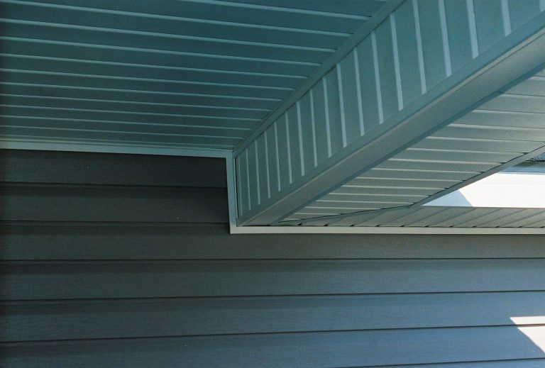 Color Through vinyl siding panels on a Coffee County neighborhood home in southeast Georgia.