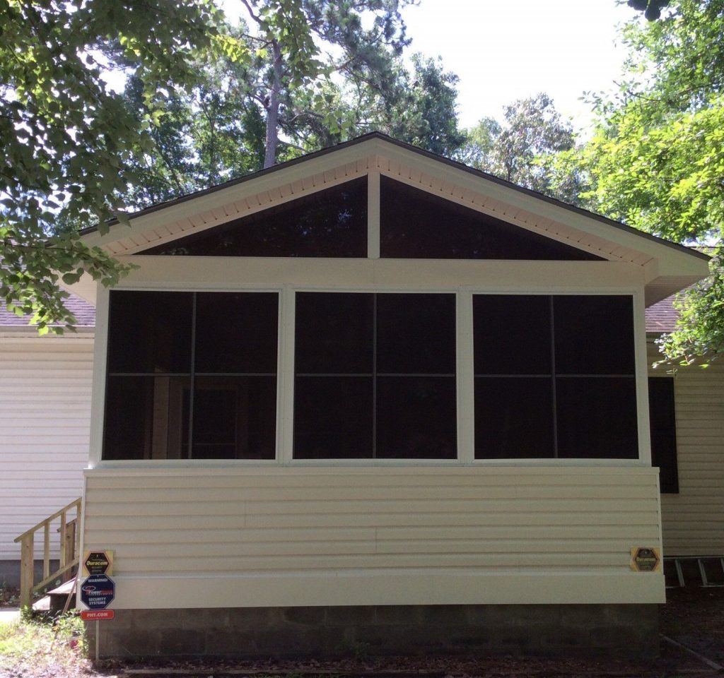 Vinyl siding installation on a Baxley Georgia home under heavy southeast Georgia tree canopy.