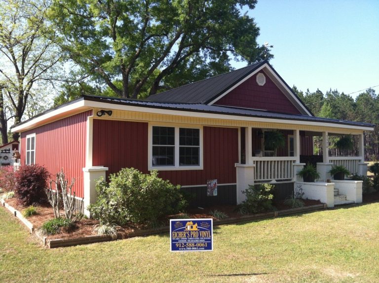 Vinyl siding installation on a Springfield Georgia home built to handle Effingham County rain and heat.