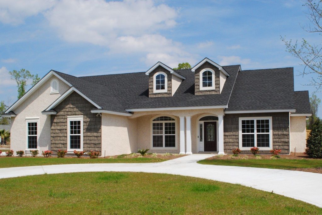 Vinyl lap siding installed on an Appling County home near Baxley Georgia withstanding coastal wind exposure.