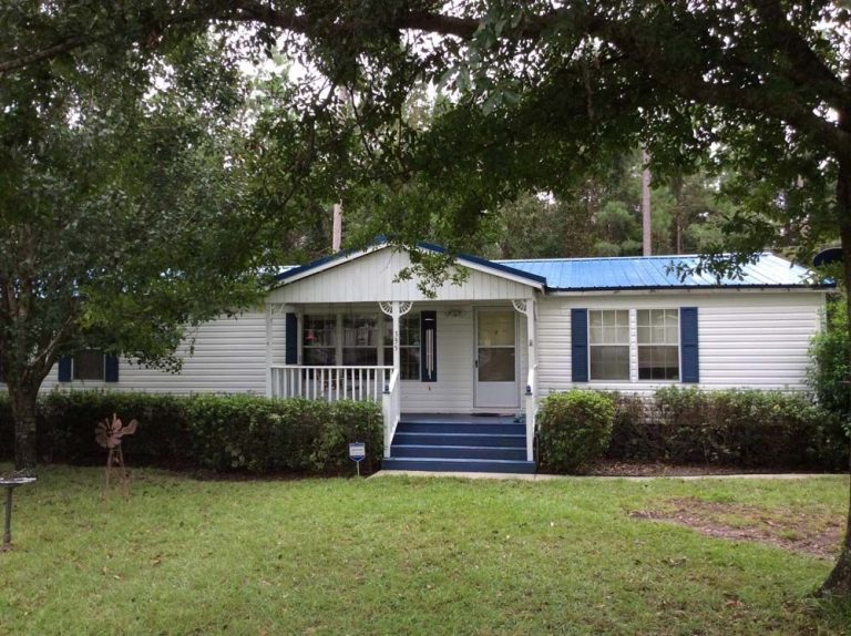 Metal roofing panels installed on Hazlehurst Georgia home built to handle heavy rain and heat.