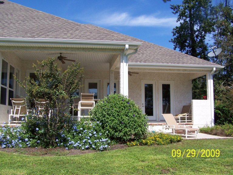 Seamless aluminum gutters on a Baxley Georgia home after a heavy summer rainstorm.