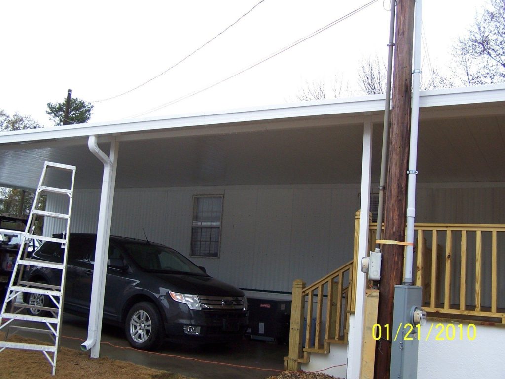 Seamless gutter run on a Tattnall County home surrounded by high tree canopy near Glennville Georgia.
